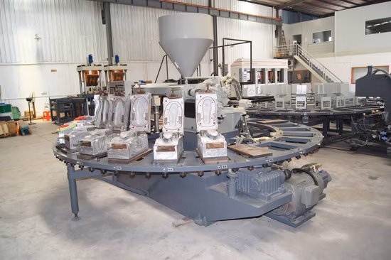 플라스틱 고무 PVC PCU 소재로 슬리퍼 샌들 플립플롭 신발을 만들기 위한 자동 회전 사출 성형기